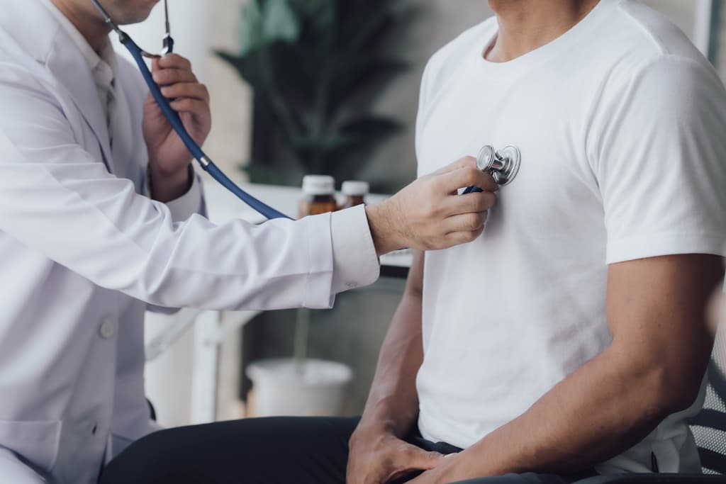 Consulta médica en clínica de Ourense